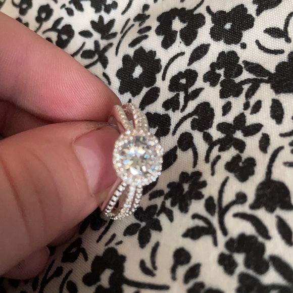 1.5k Diamond Engagement Ring; Platinum Gold - Picture 2 of 8